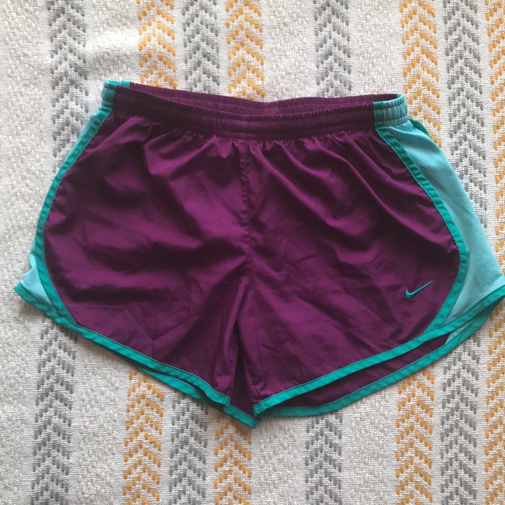 NIKE Tempo Shorts - Girls L